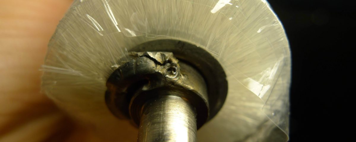 協榮毛刷廠藉由焊接固定鐵片刷與軸心