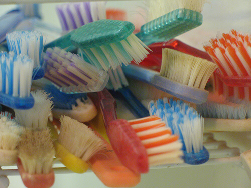 很多牙刷堆在一起